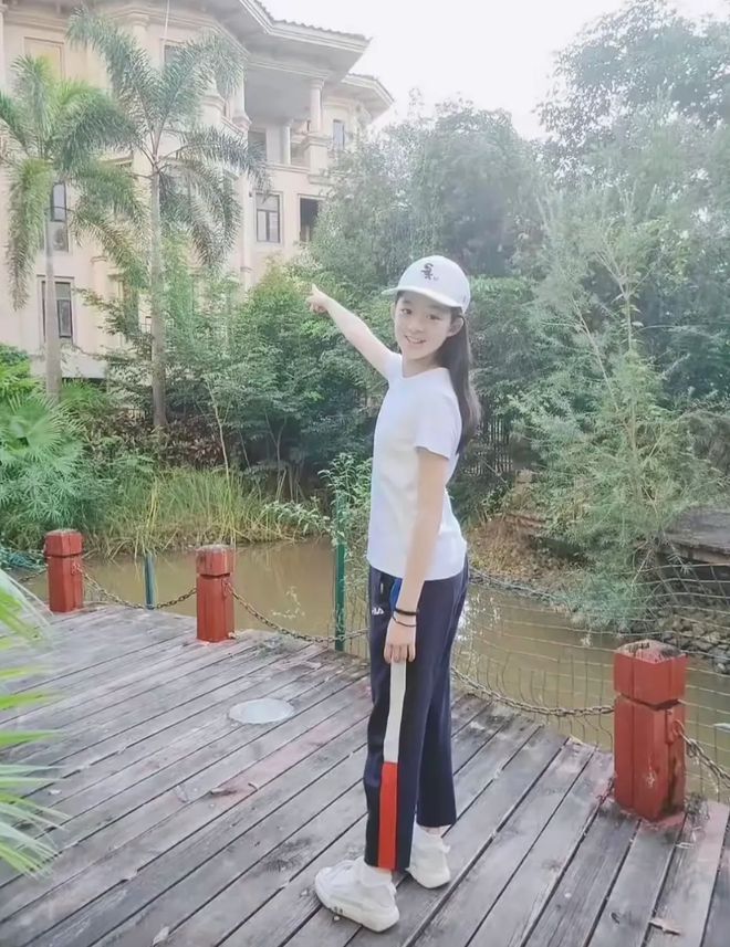 杨钿甜家里的10个好货！瓦力游戏app扒一扒黄(图1)
