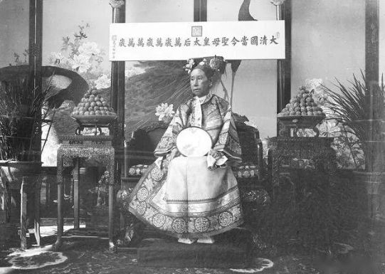 国博物馆珍藏至今这才是她的真实容貌瓦力棋牌游戏慈禧太后的旧照片被美(图3)