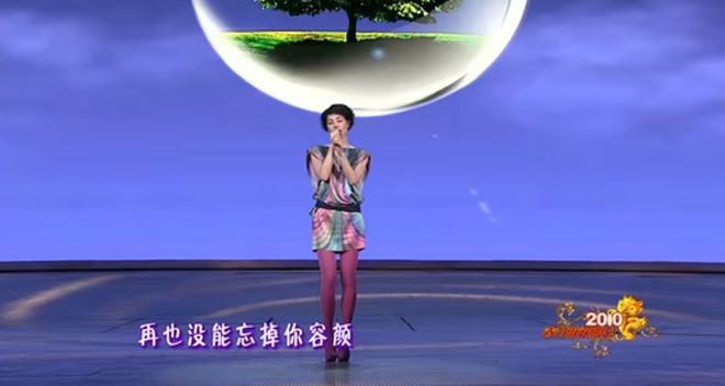 件爆款再次走红！带货能力一流春晚这些同款被搜上热门瓦力棋牌王菲“虾片耳环”预售已排到3月！42年前这(图5)