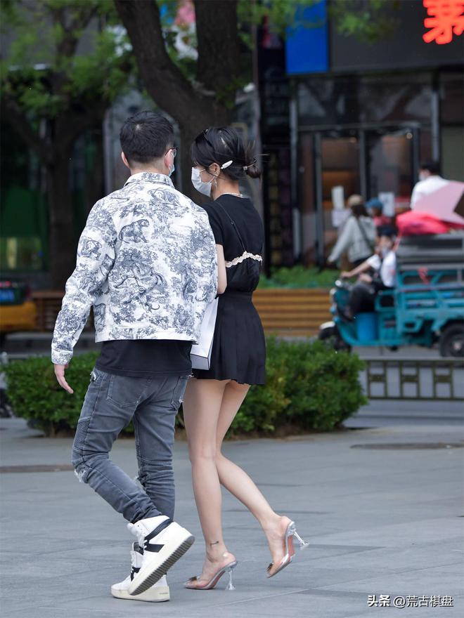水晶凉鞋搭配黑色百褶短裙一件修身半袖瓦力棋牌游戏10厘米的透明尖头细跟(图5)