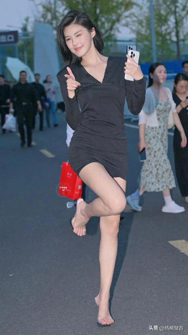 水晶凉鞋搭配黑色百褶短裙一件修身半袖瓦力棋牌游戏10厘米的透明尖头细跟(图3)