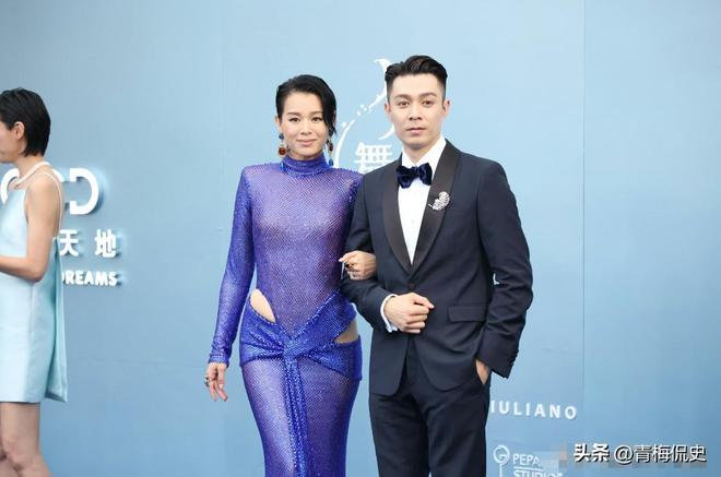 镜胡杏儿美出圈C位张柏芝抢尽风头瓦力游戏澳门晚宴：刘嘉玲大露背抢(图4)