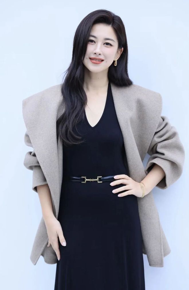 个个天生富贵相穿衣高级时髦又优雅瓦力游戏最适合演贵妇的4位女星(图7)