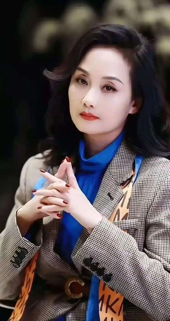 个个天生富贵相穿衣高级时髦又优雅瓦力游戏最适合演贵妇的4位女星(图4)