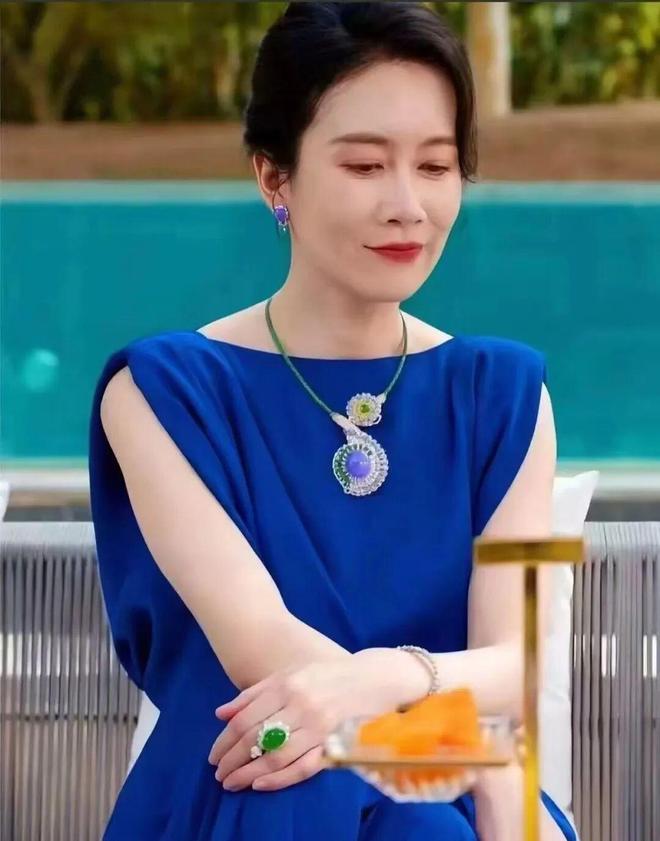 个个天生富贵相穿衣高级时髦又优雅瓦力游戏最适合演贵妇的4位女星(图3)